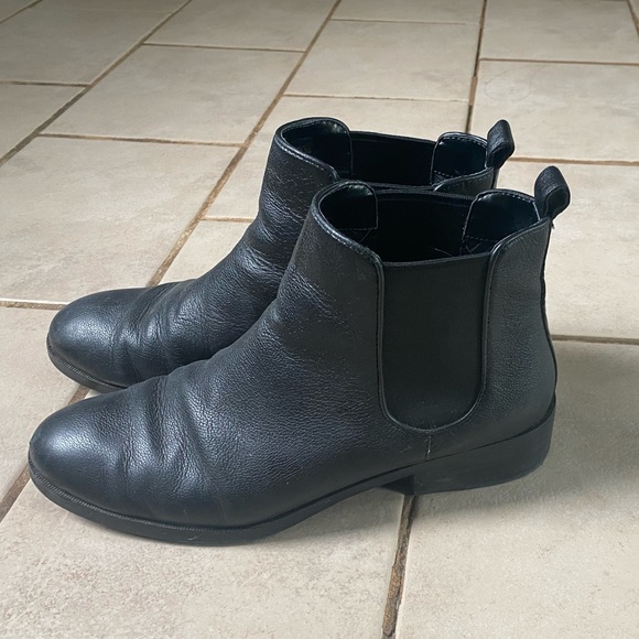 Cole Haan Black Corinne Chelsea Boots - 8 - Picture 4 of 5